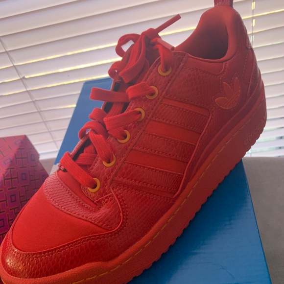 Adidas - Picture 3 of 4